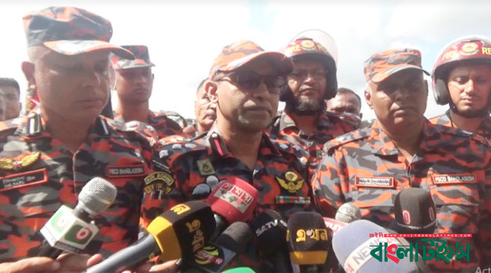 সুগন্ধায় তেল ছড়িয়ে পড়া রোধে কাজ শুরু করেছে কোস্টগার্ড